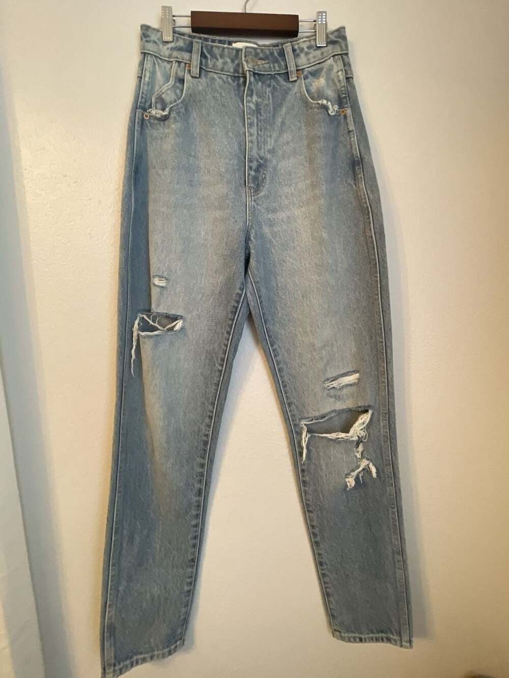 Rolla's Elle Super High Rise Relaxed Distressed Light Wash Jean
Size 26
Aussie 8